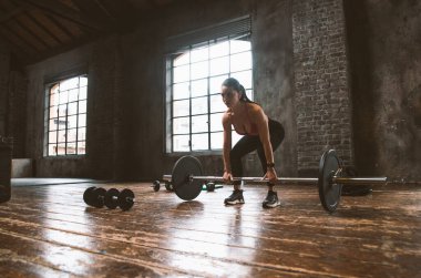 Güzel bir kadın antrenmanı ve spor salonunda egzersiz yapıyor.