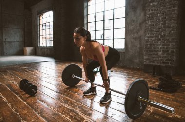 Güzel bir kadın antrenmanı ve spor salonunda egzersiz yapıyor.