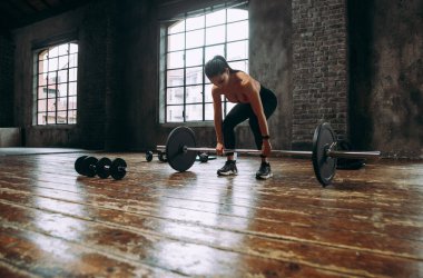 Güzel bir kadın antrenmanı ve spor salonunda egzersiz yapıyor.