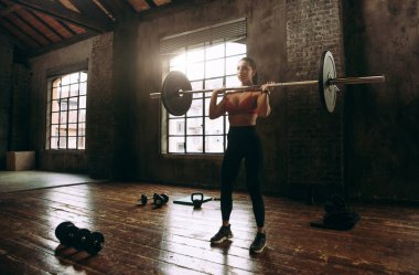 Güzel bir kadın antrenmanı ve spor salonunda egzersiz yapıyor.