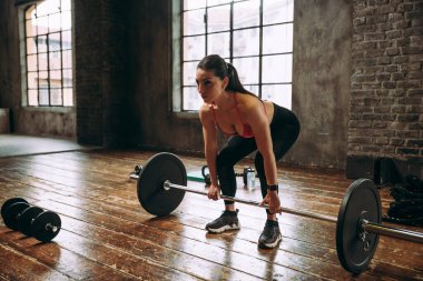 Güzel bir kadın antrenmanı ve spor salonunda egzersiz yapıyor.