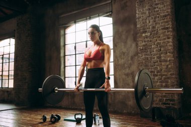 Güzel bir kadın antrenmanı ve spor salonunda egzersiz yapıyor.