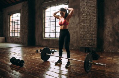 Güzel bir kadın antrenmanı ve spor salonunda egzersiz yapıyor.