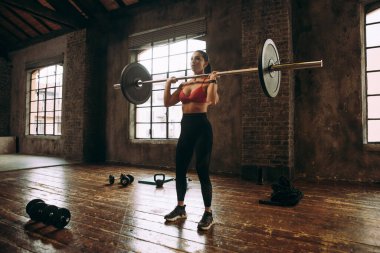 Güzel bir kadın antrenmanı ve spor salonunda egzersiz yapıyor.