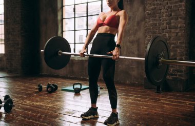 Güzel bir kadın antrenmanı ve spor salonunda egzersiz yapıyor.