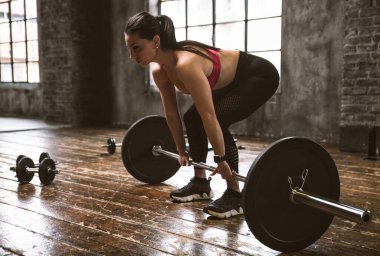 Güzel bir kadın antrenmanı ve spor salonunda egzersiz yapıyor.