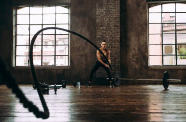 Güzel bir kadın antrenmanı ve spor salonunda egzersiz yapıyor.