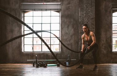 Güzel bir kadın antrenmanı ve spor salonunda egzersiz yapıyor.