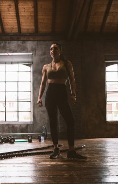 Güzel bir kadın antrenmanı ve spor salonunda egzersiz yapıyor.