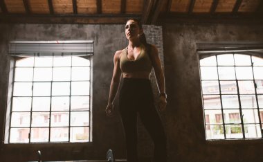 Güzel bir kadın antrenmanı ve spor salonunda egzersiz yapıyor.