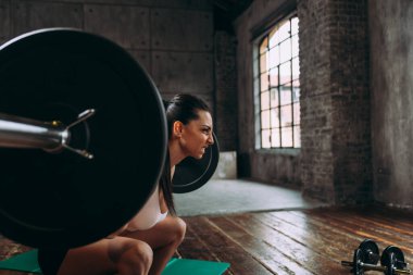 Güzel bir kadın antrenmanı ve spor salonunda egzersiz yapıyor.