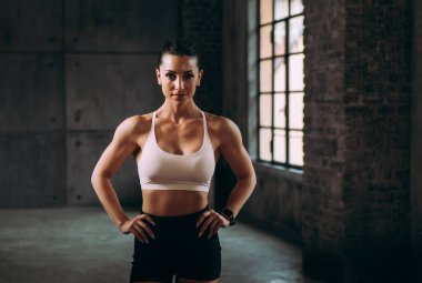 Güzel bir kadın antrenmanı ve spor salonunda egzersiz yapıyor.