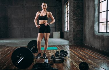 Güzel bir kadın antrenmanı ve spor salonunda egzersiz yapıyor.