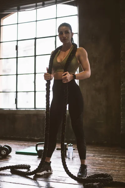 Hermosa Mujer Entrenamiento Hacer Ejercicio Funcional Gimnasio —  Fotos de Stock