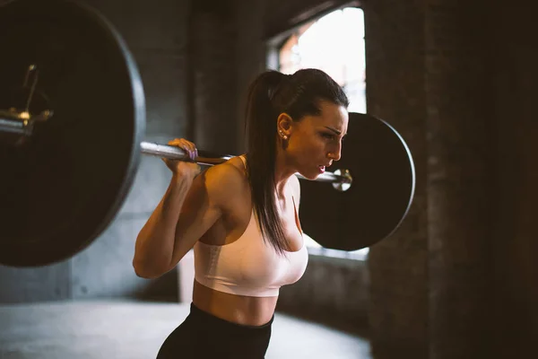 Hermosa Mujer Entrenamiento Hacer Ejercicio Funcional Gimnasio — Foto de Stock