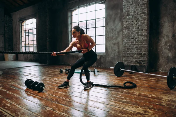 Hermosa Mujer Entrenamiento Hacer Ejercicio Funcional Gimnasio — Foto de Stock