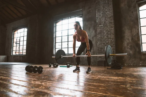 Hermosa Mujer Entrenamiento Hacer Ejercicio Funcional Gimnasio — Foto de Stock