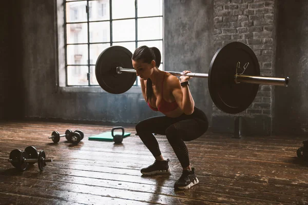 Hermosa Mujer Entrenamiento Hacer Ejercicio Funcional Gimnasio — Foto de Stock