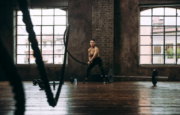 Vacker Kvinna Utbildning Och Göra Funktionell Träning Gymmet — Stockfoto