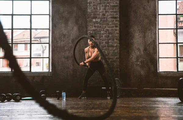 Bela Mulher Treinando Fazendo Exercícios Funcionais Ginásio — Fotografia de Stock