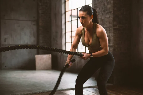 Hermosa Mujer Entrenamiento Hacer Ejercicio Funcional Gimnasio —  Fotos de Stock