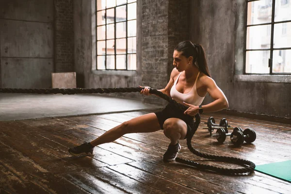 Hermosa Mujer Entrenamiento Hacer Ejercicio Funcional Gimnasio —  Fotos de Stock