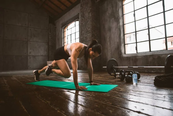 Hermosa Mujer Entrenamiento Hacer Ejercicio Funcional Gimnasio — Foto de Stock