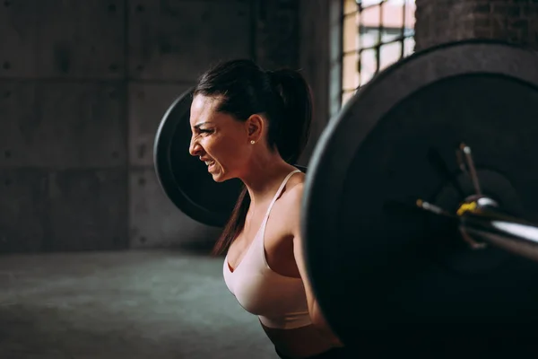 Hermosa Mujer Entrenamiento Hacer Ejercicio Funcional Gimnasio — Foto de Stock