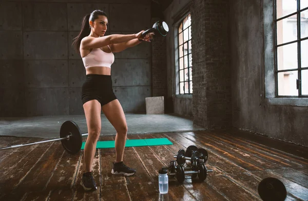 Bela Mulher Treinando Fazendo Exercícios Funcionais Ginásio — Fotografia de Stock