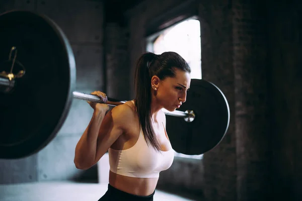 Güzel Bir Kadın Antrenmanı Spor Salonunda Egzersiz Yapıyor — Stok fotoğraf