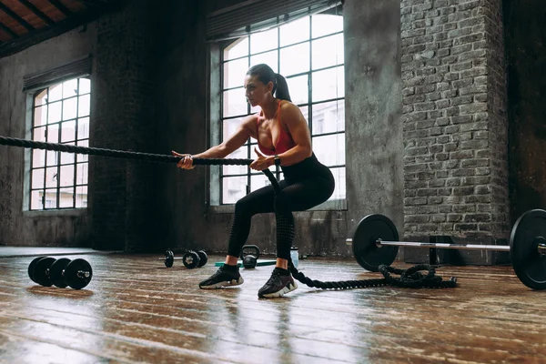 Bela Mulher Treinando Fazendo Exercícios Funcionais Ginásio — Fotografia de Stock