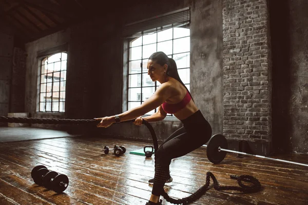 Bela Mulher Treinando Fazendo Exercícios Funcionais Ginásio — Fotografia de Stock