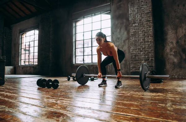 Hermosa Mujer Entrenamiento Hacer Ejercicio Funcional Gimnasio —  Fotos de Stock