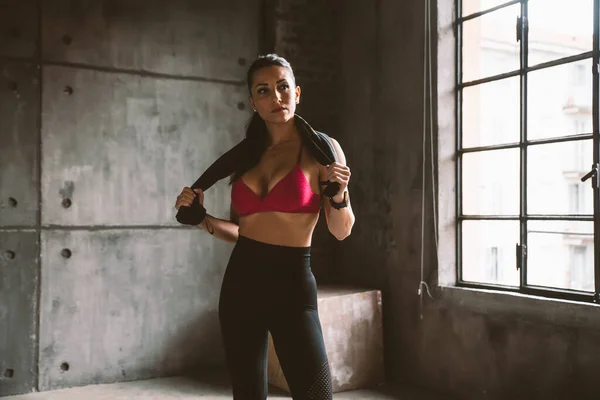 Hermosa Mujer Entrenamiento Hacer Ejercicio Funcional Gimnasio —  Fotos de Stock