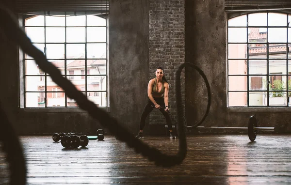 Mooie Vrouw Training Het Maken Van Functionele Training Sportschool — Stockfoto