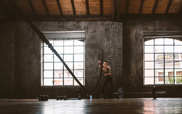 Hermosa Mujer Entrenamiento Hacer Ejercicio Funcional Gimnasio — Foto de Stock