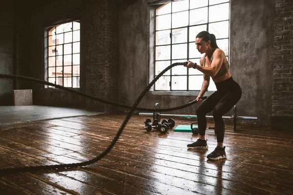 Bela Mulher Treinando Fazendo Exercícios Funcionais Ginásio — Fotografia de Stock