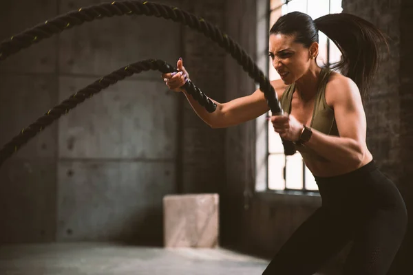 Hermosa Mujer Entrenamiento Hacer Ejercicio Funcional Gimnasio —  Fotos de Stock