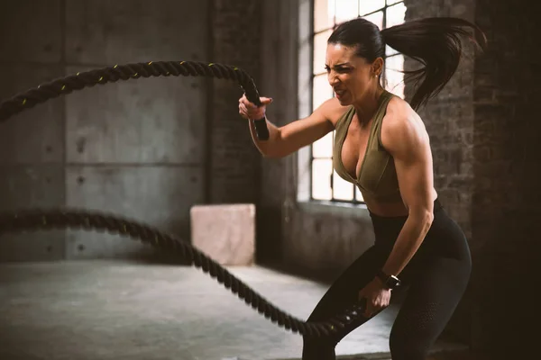 Bela Mulher Treinando Fazendo Exercícios Funcionais Ginásio — Fotografia de Stock