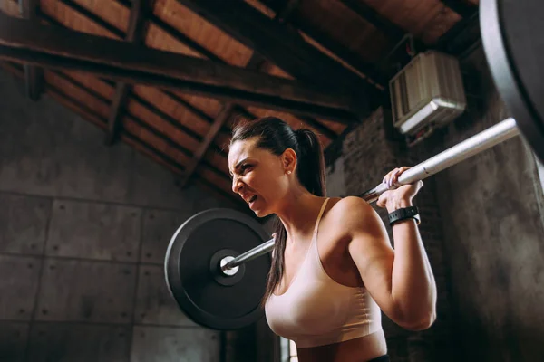 Güzel Bir Kadın Antrenmanı Spor Salonunda Egzersiz Yapıyor — Stok fotoğraf