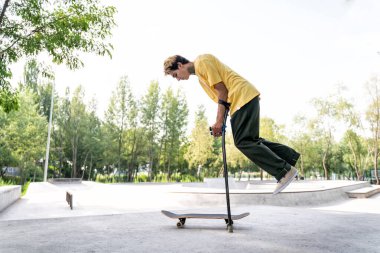 Patenci, kaykay parkında vakit geçiriyor. Engellilik ve spor konsepti