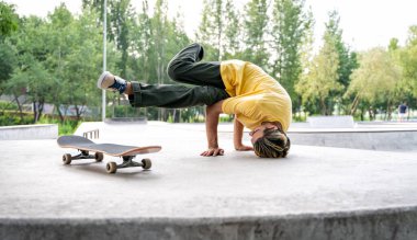 Patenci, kaykay parkında vakit geçiriyor. Engellilik ve spor konsepti