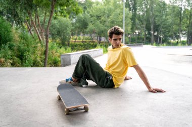 Patenci, kaykay parkında vakit geçiriyor. Engellilik ve spor konsepti