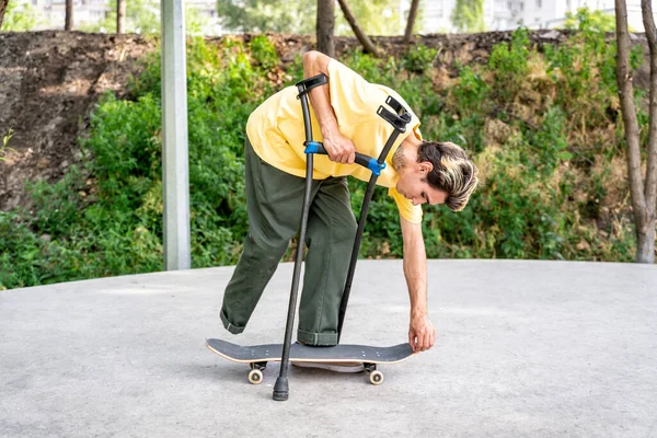 Amputált Korcsolyázó Időt Tölt Skateparkban Fogalom Fogyatékosságról Sportról — Stock Fotó