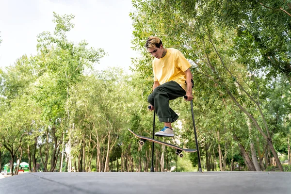 Patinador Amputado Passar Tempo Parque Skate Conceito Sobre Deficiência Esportes — Fotografia de Stock