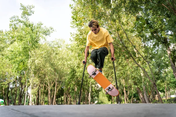 Pattinatore Amputato Passare Del Tempo Allo Skatepark Concetto Disabilità Sport — Foto Stock