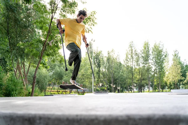 スケートパークで時間を過ごすスケーターを切断 障害やスポーツの概念は — ストック写真