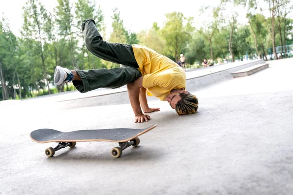 Amputowany Łyżwiarz Spędzający Czas Skateparku Koncepcja Niepełnosprawności Sportu — Zdjęcie stockowe