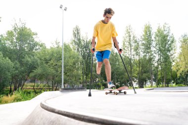 Patenci, kaykay parkında vakit geçiriyor. Engellilik ve spor konsepti