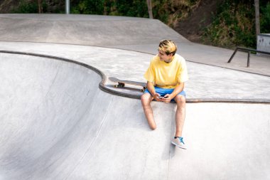 Patenci, kaykay parkında vakit geçiriyor. Engellilik ve spor konsepti